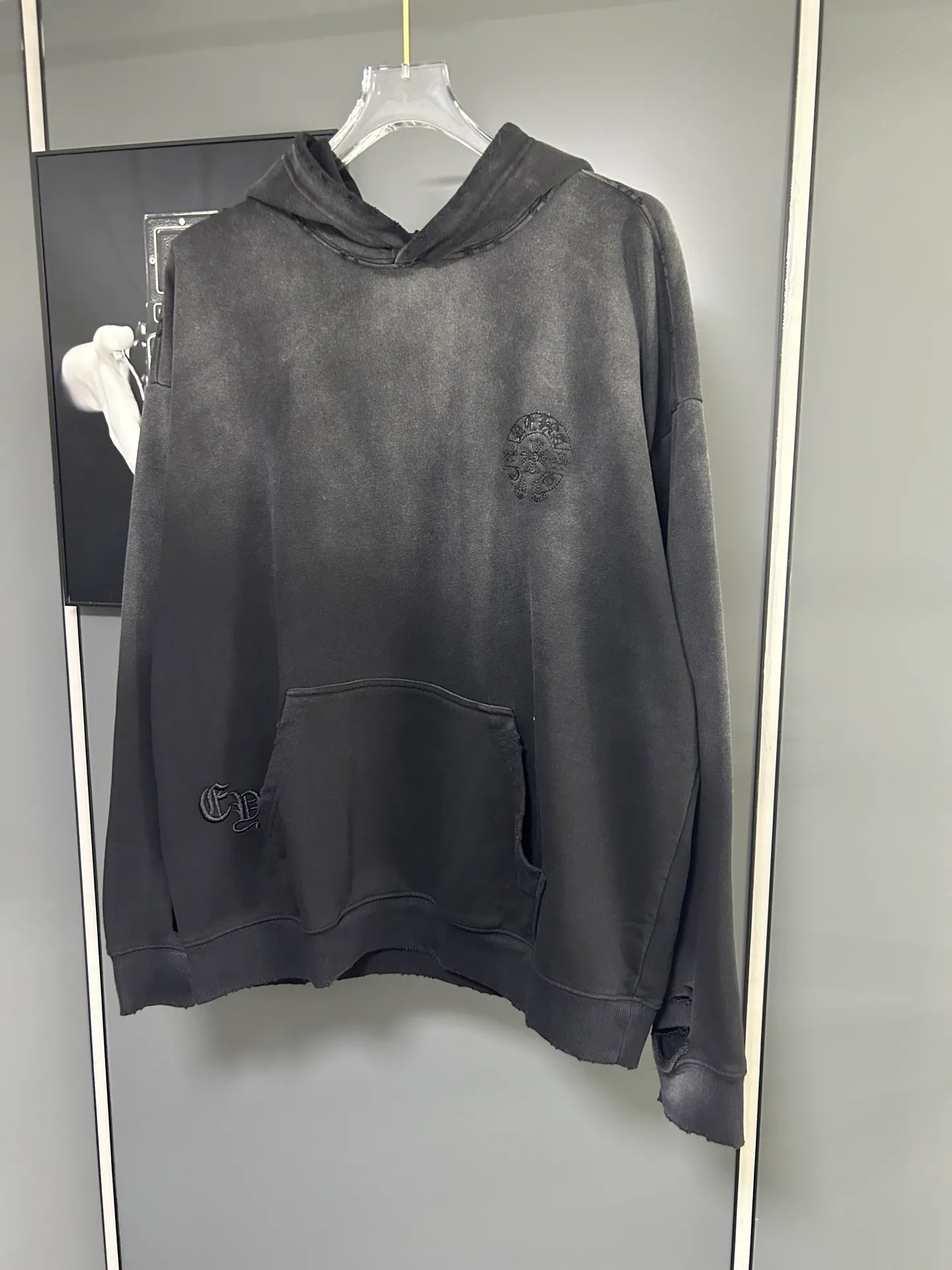 P310 𝗖𝗵𝗿𝗼𝗺𝗲 𝗛𝗲𝗮𝗿𝘁𝘀/Cro Heart 2025 Cross Patch Embroidery Summer New Original Single Counter American Acid Washed Distressed Laser Burnt Patch Embroidery Couple Casual Hooded Sweatshirt 👑The highest version! Customized fabric 440g tripe terry fabric! American acid-washed and distressed original fabric laser burnt ✟appliqué embroidery and exquisite embroidery of letters! The best-selling model at the counter. It is very comfortable to wear. It is low-key yet luxurious. It is very classy when worn. The large size and tailoring are needless to say. The upper body is exquisite and vivid. 👍High-end first-class materials. A truly palace-level product. The cotton from Turkey is of outstanding quality. After heavy washing, the clothes are very soft! Not picky, the upper body is absolutely stylish and extremely luxurious. Auxiliary materials: The original model has been authenticated and labeled ➕100% silk washed with water label. Genuine purchase-grade original hangtag➕matching hanging rope➕3D hanging beads➕original packaging bag. Craftsmanship: The original version has consistent wiring! The highest version of the armhole matching technique! Countless times of pattern making to 100% restore the original appearance! The correct version is the same for men and women, super eye-catching, super good-looking, and super atmospheric! Color: White Black Royal Blue Size, XS S M L